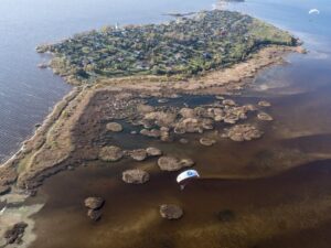 Flight of the Swans, paramotor islet