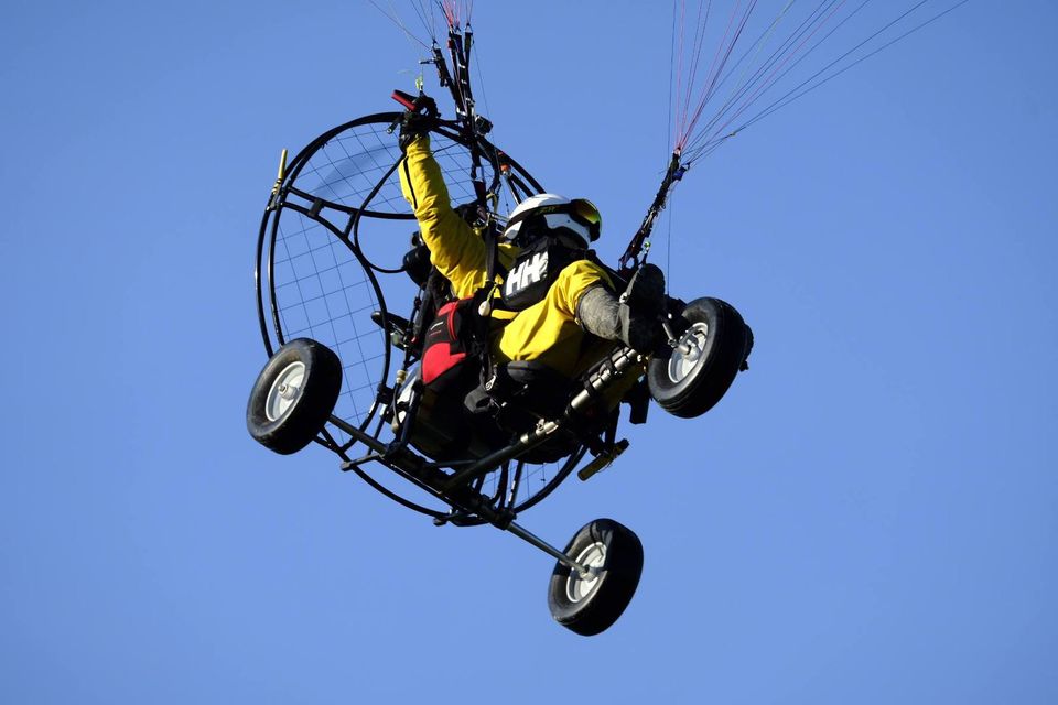 Sacha Dench, paramotor